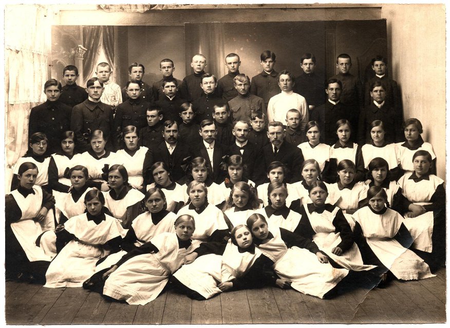 Елизавета Петровна Зиберт (в замужестве  Элли Джонс) с одноклассниками и учителями. 1918. Неизвестный фотограф
