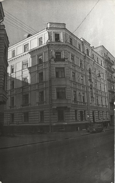 Фотография. Улица Москвина (сейчас Петровский переулок), д. 5. Вид на главный и боковой фасады здания. Май 1977 г. Ефимов Э.В.