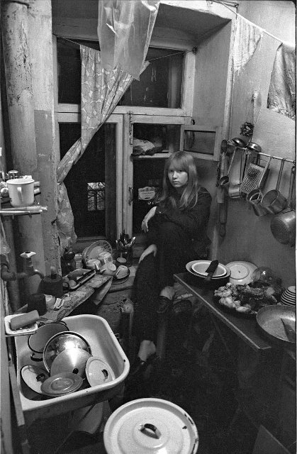 Цифровая фотография. Таня Гусева на кухне в коммуналке. 1970-е гг. Дашевский М.А.