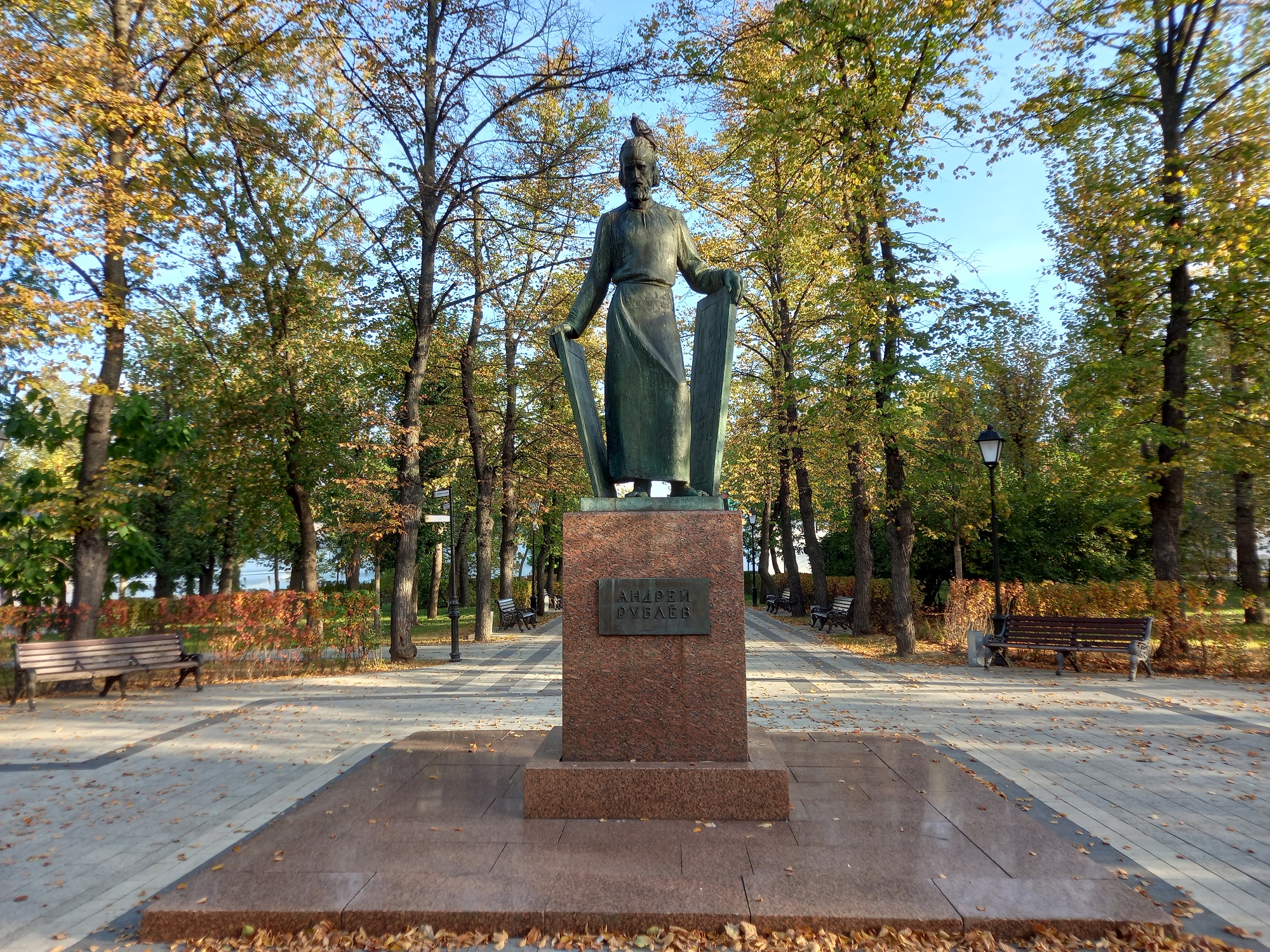 Памятник Андрею Рублёву у Спасо-Андроникова монастыря